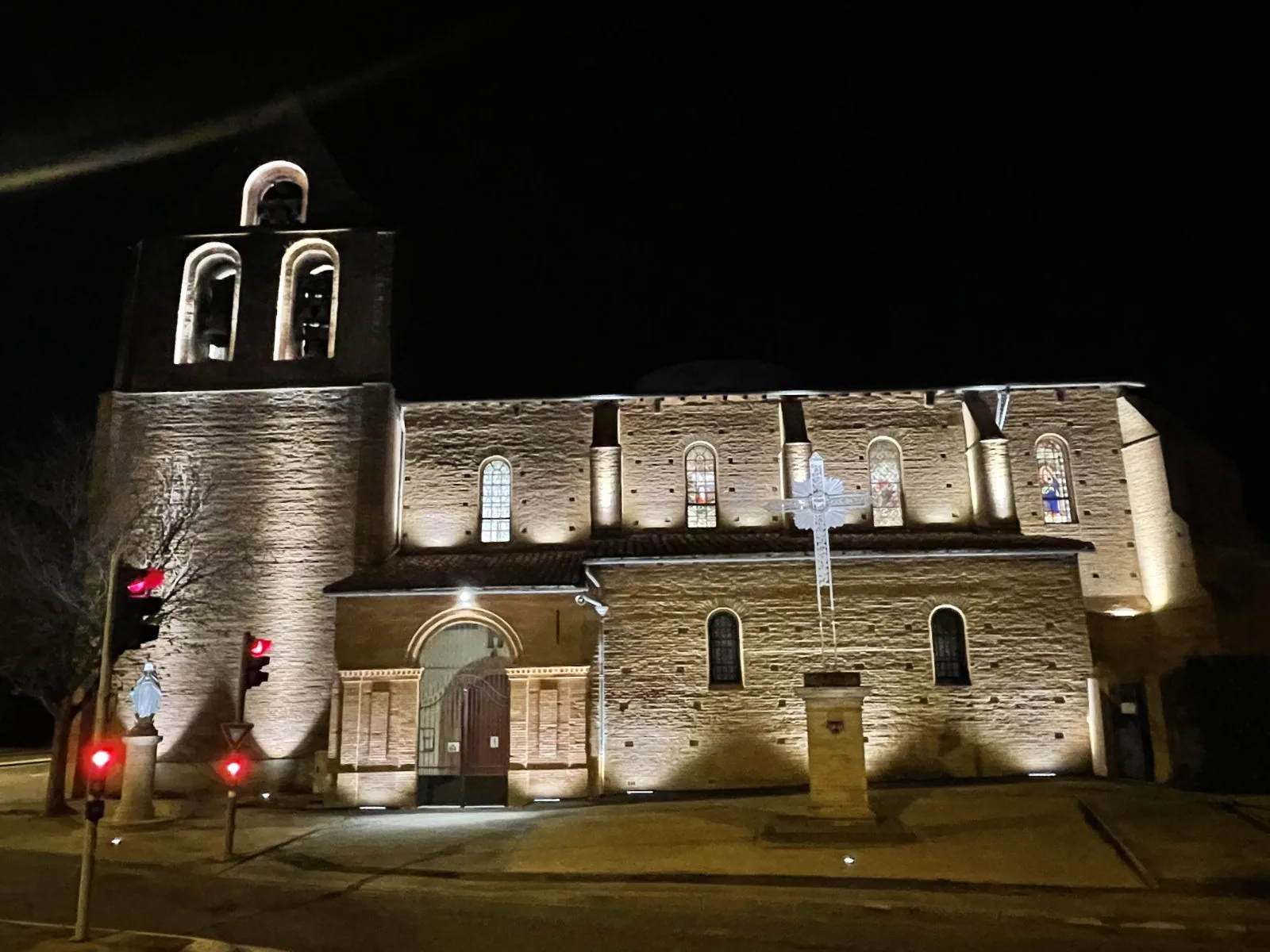 Église de Castelginest, révélée par la lumière.
