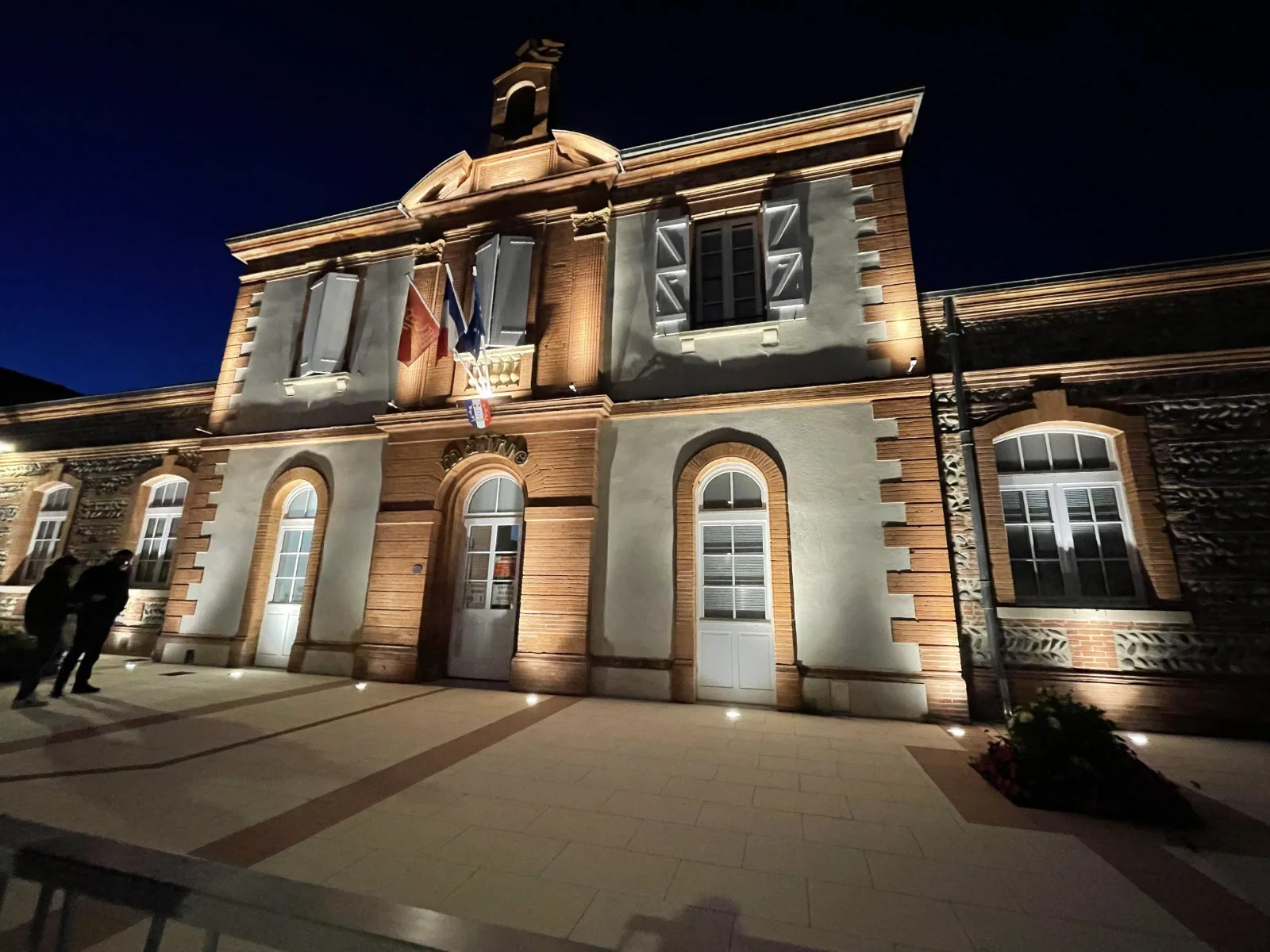 Mairie de Longages, un bâtiment public mis en valeur.