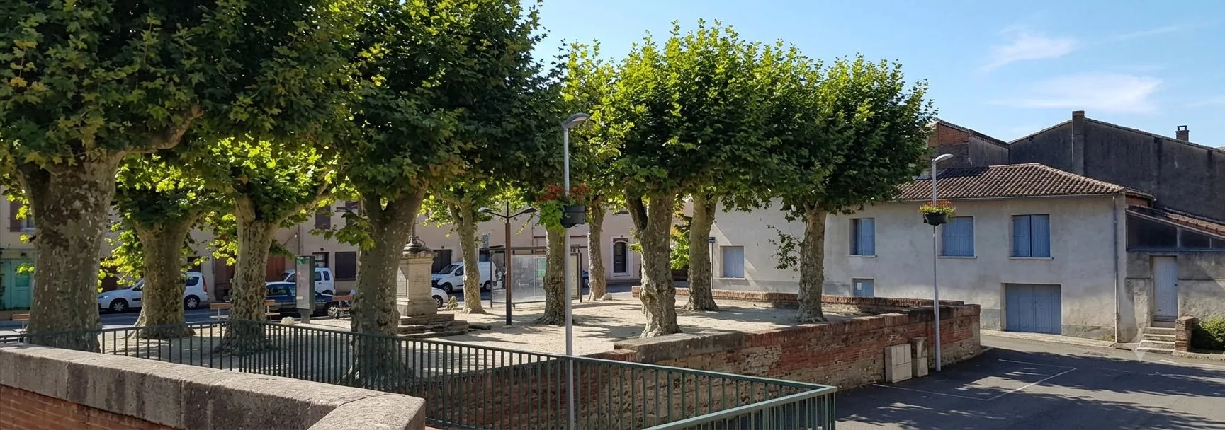La même place des Canelles de jour