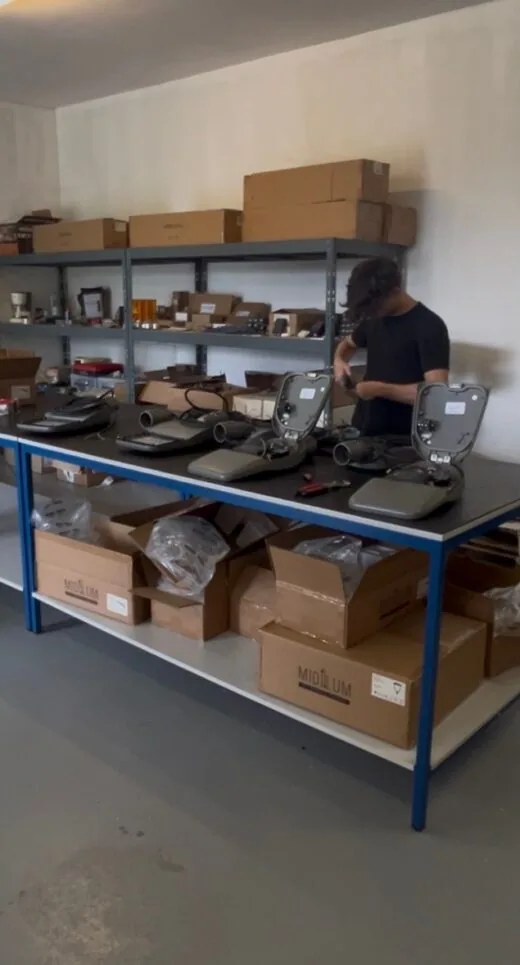 Assemblage de luminaires LED dans l'atelier MIDI LUM, en Occitanie