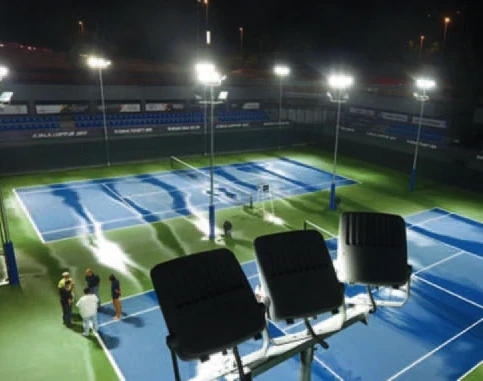 Courts de padel éclairés de nuit par des projecteurs LED MIDI LUM