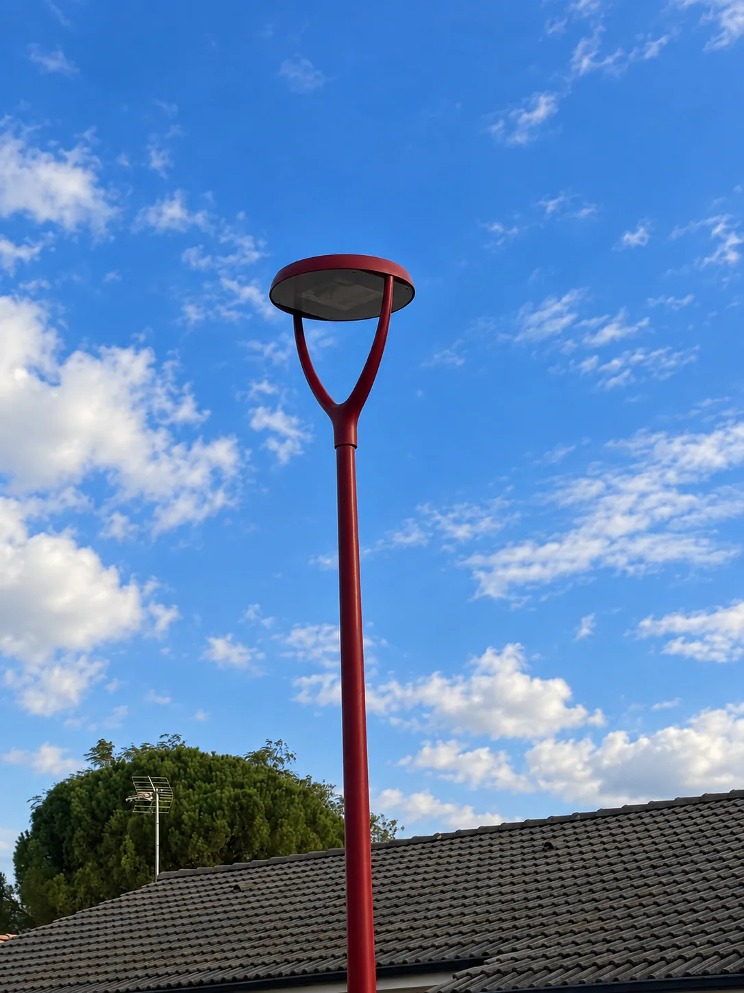 Lanterne LED sur mât rouge à Villeneuve-lès-Bouloc — éclairage public MIDI LUM