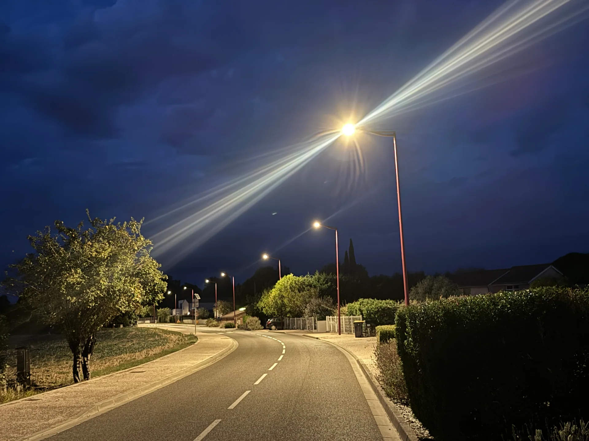 Route de Villeneuve-lès-Bouloc (31) éclairée de nuit par des mâts LED — éclairage public MIDI LUM