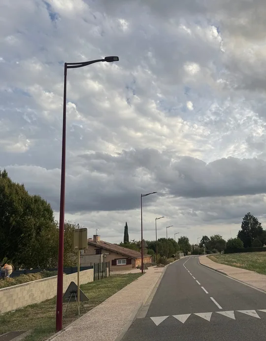 Rue de Villeneuve-lès-Bouloc équipée de mâts d'éclairage public LED